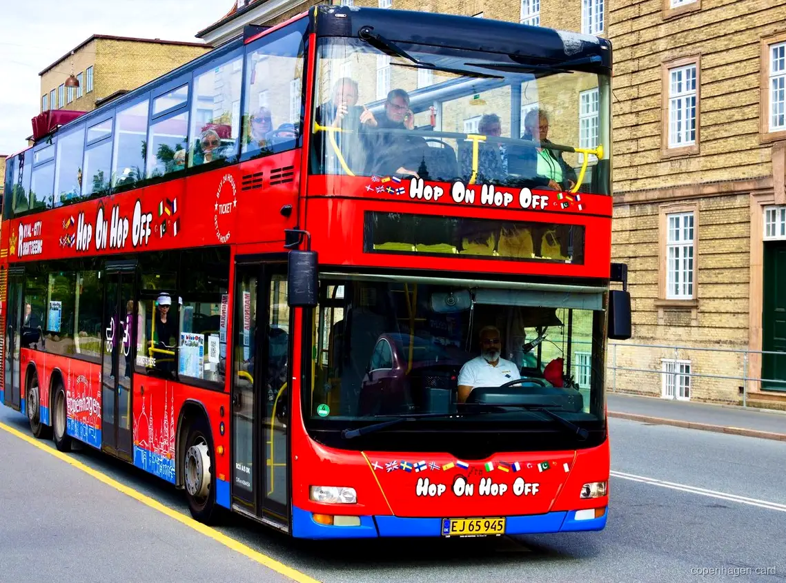 Autobus turistico ecologico a due piani di Copenaghen a una fermata cittadina
