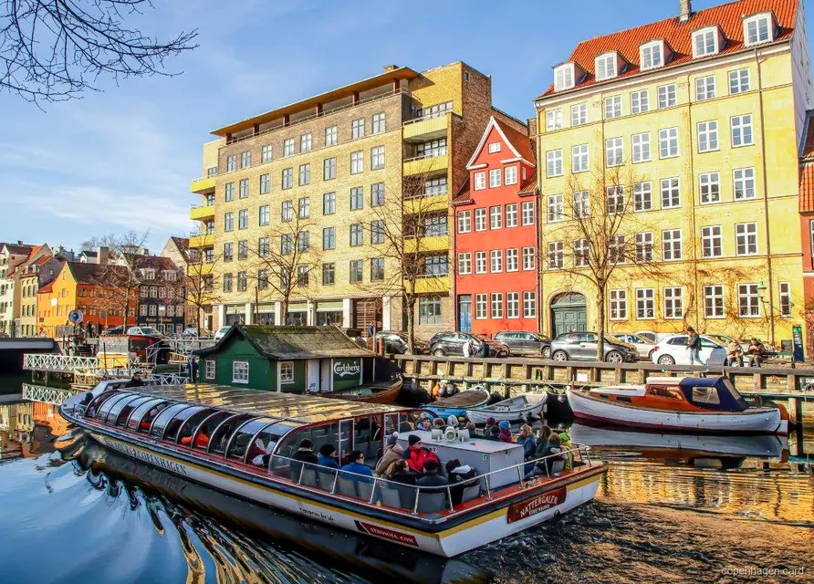 Tour in barca sui canali incluso nel Biglietto Bus e Barca di Copenaghen davanti a Nyhavn