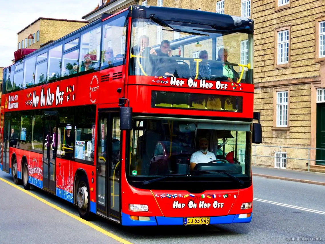Bus à impériale écologique du Bus Hop-On Hop-Off de Copenhague à un arrêt en ville