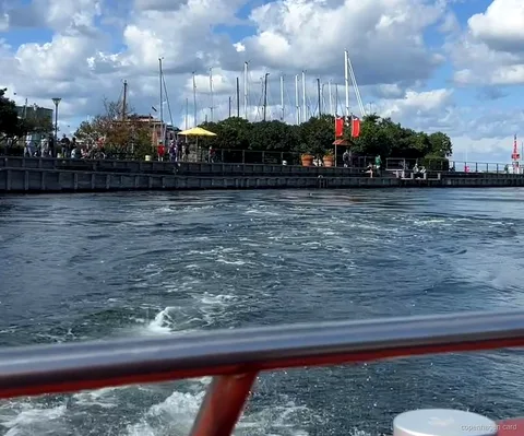 Bateau de la croisière sur les canaux de Copenhague quittant Ved Stranden devant des bâtiments historiques