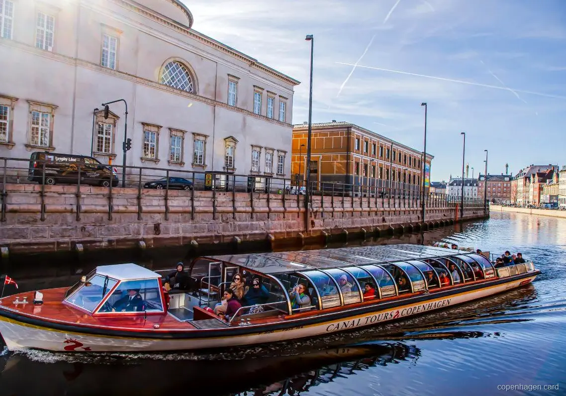 Croisière sur les canaux de Copenhague passant devant le palais de Christiansborg sur l'eau
