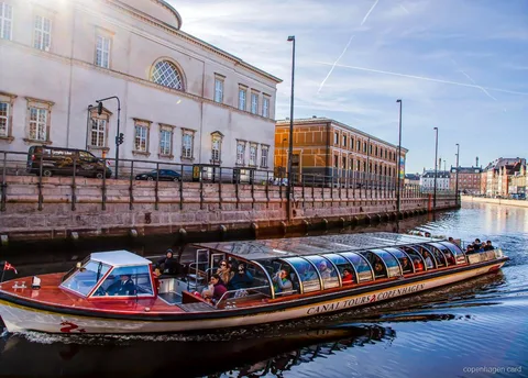 Crucero por los Canales de Copenhague pasando por el Palacio de Christiansborg junto al agua