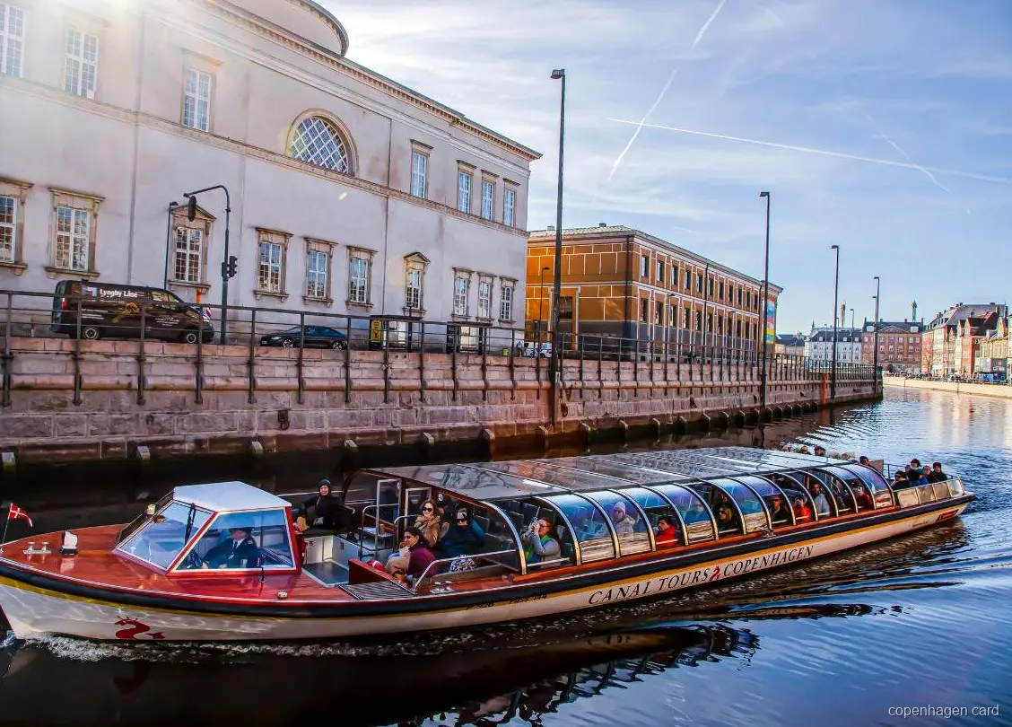 Crucero por los Canales de Copenhague pasando por el Palacio de Christiansborg junto al agua
