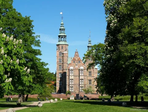 Entrada de les entrades Castell de Rosenborg amb el Jardí del Rei en primer terme