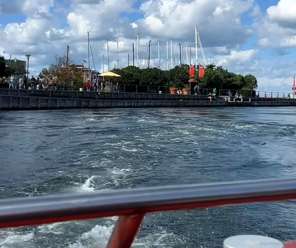 Båt för kanalrundtur i Köpenhamn avgår från Ved Stranden förbi historiska hamnbyggnader