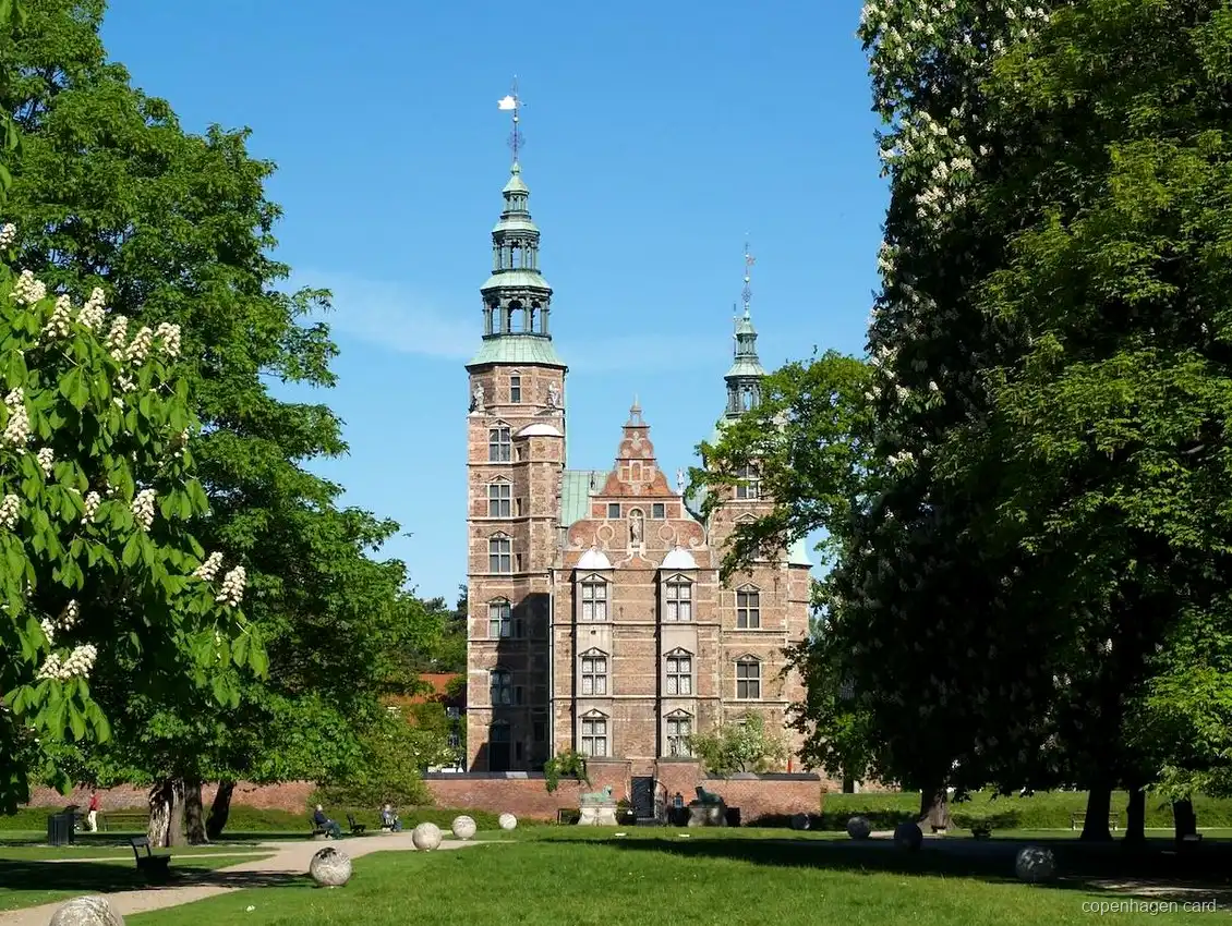 Indgangen til Rosenborg Slot billetter med Kongens Have i forgrunden