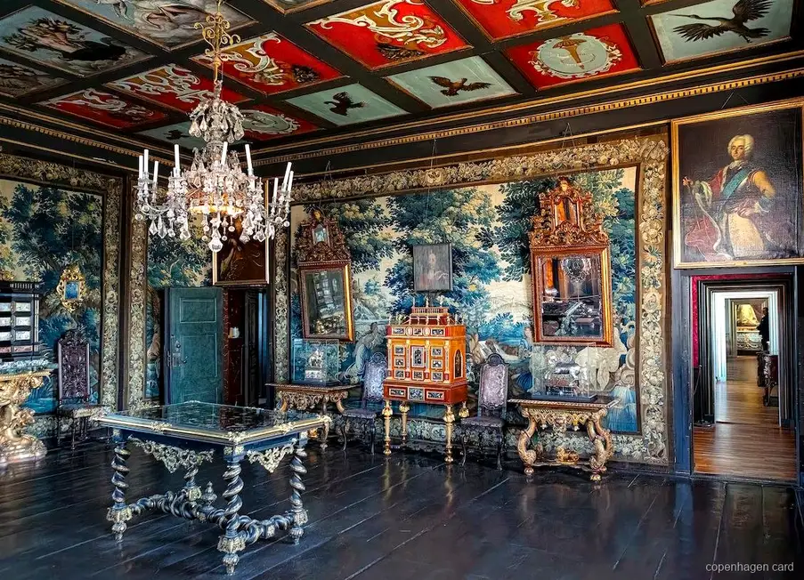 De danska kronjuvelerna utställda i skattkammaren på Rosenborgs slott